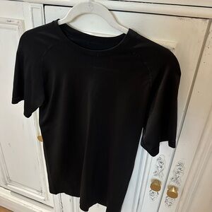 Lululemon Vent Tech 2.0 Shirt in Black size XS
